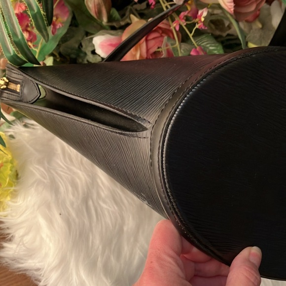 LOUIS VUITTON black Epi Saint Jacques in excellent condition. Authenticated - Picture 12 of 17